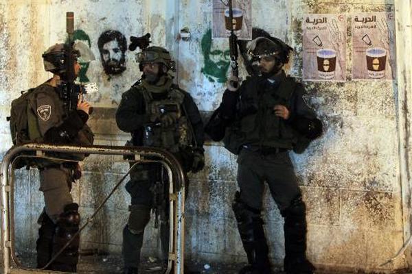 Guardias de Israel participan en un operatico en la búsqueda de los tres  adolescentes desaparecidos, en Ramala. (Foto Prensa Libre/AFP)