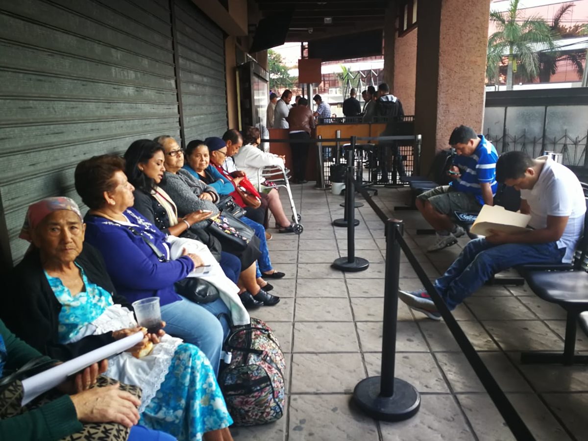 Las personas son citadas a una hora específica para que deban esperar varias horas afuera del centro de emisión. (Foto Prensa Libre: Estuardo Paredes)