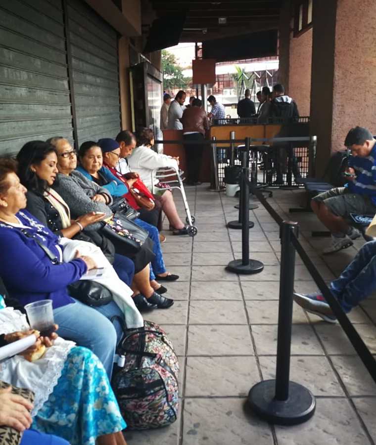 Las personas son citadas a una hora específica para que deban esperar varias horas afuera del centro de emisión. (Foto Prensa Libre: Estuardo Paredes)
