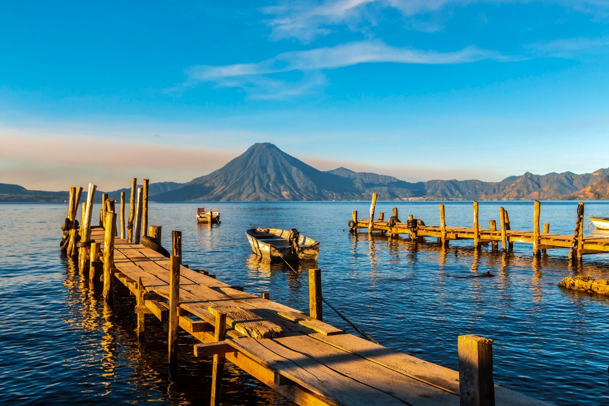 El Lago de Atitlán se ubica a 1,600 msnm, tiene una longitud de 18 km. y una profundidad superior a los 350 m.
