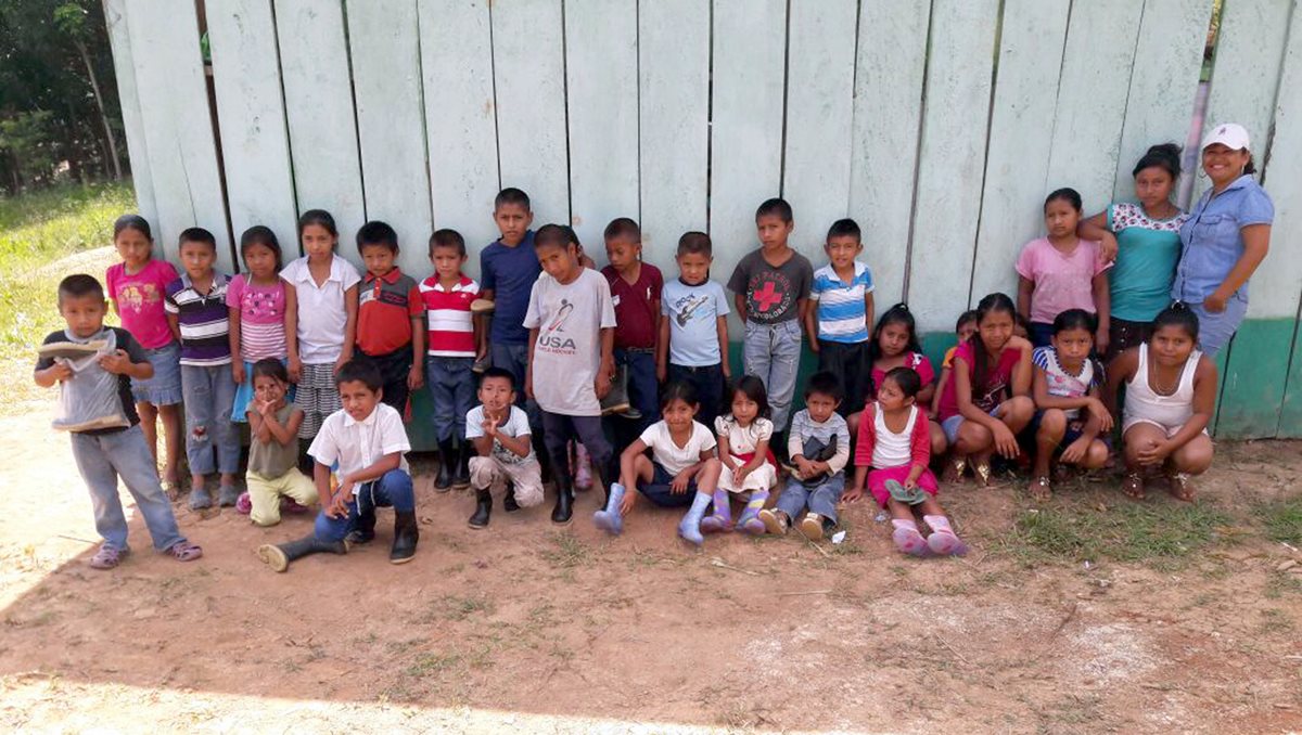 Algunos de los estudiantes de la Escuela Rural de San Antonio Ceibal que fueron beneficiados con calzado. (Foto Prensa Libre: Dony Stewart).