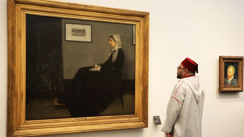 El rey Mohammed VI de Marruecos mira la pintura "Whistler's Mother" de James Abbott McNeill Whistler (1871) durante la inauguración del museo. AFP