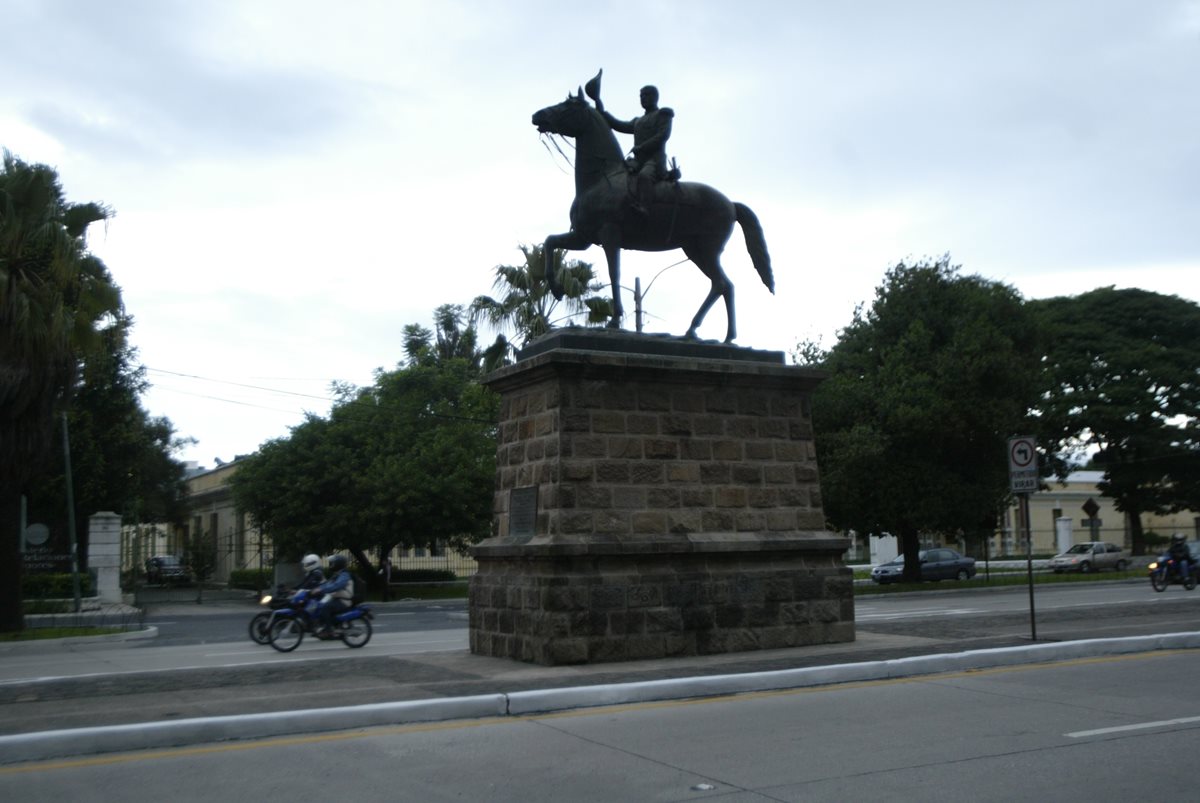 Monumento a José María Reyna Barrios ubicado en la Avenida Reforma, misma que él proyectó en el siglo XIX. (Foto: Hemeroteca PL)