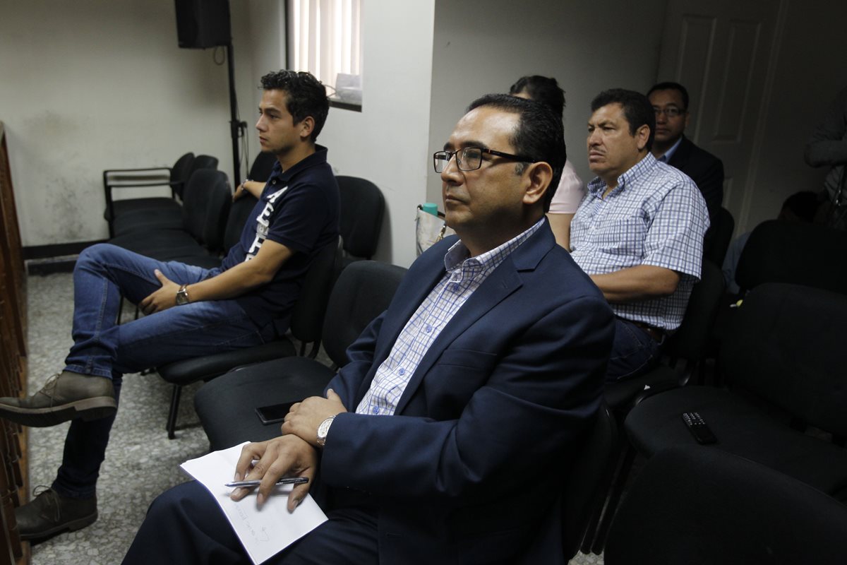 Samuel Morales durante una de las audiencias del caso Botín Registro de la Propiedad. Al fondo, el hijo del presidente José Manuel, también sindicado en el caso. (Foto Prensa Libre: Hemeroteca PL).