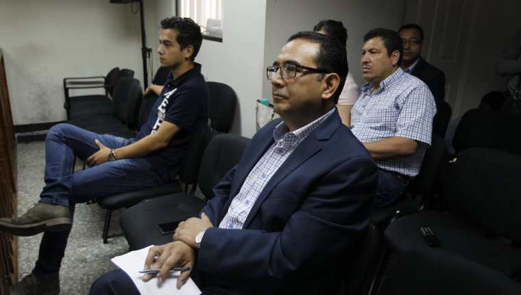 Samuel Morales durante una de las audiencias del caso Botín Registro de la Propiedad. Al fondo, el hijo del presidente José Manuel, también sindicado en el caso. (Foto Prensa Libre: Hemeroteca PL).