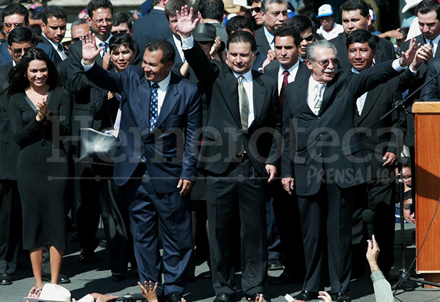 Arístides Crespo junto al entonces presidente Alfonso Portillo y al general Efraín Ríos Montt, figuras del FRG, partido que gobernó el país durante 2000-2004.  (Foto: Hemeroteca PL)