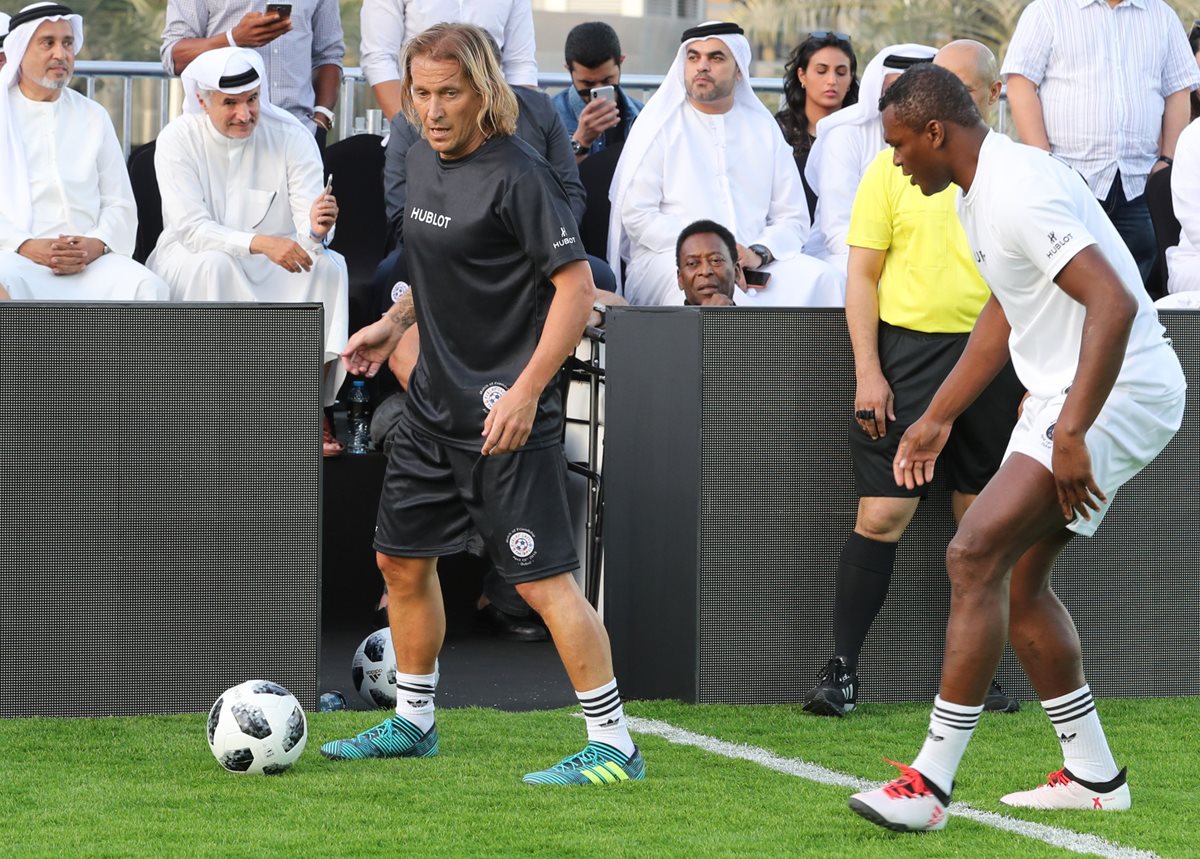 Marcel Desailly y Michel Salgado disputan un balón en el amistoso que se realizó en Dubai. (Foto Prensa Libre: AFP)