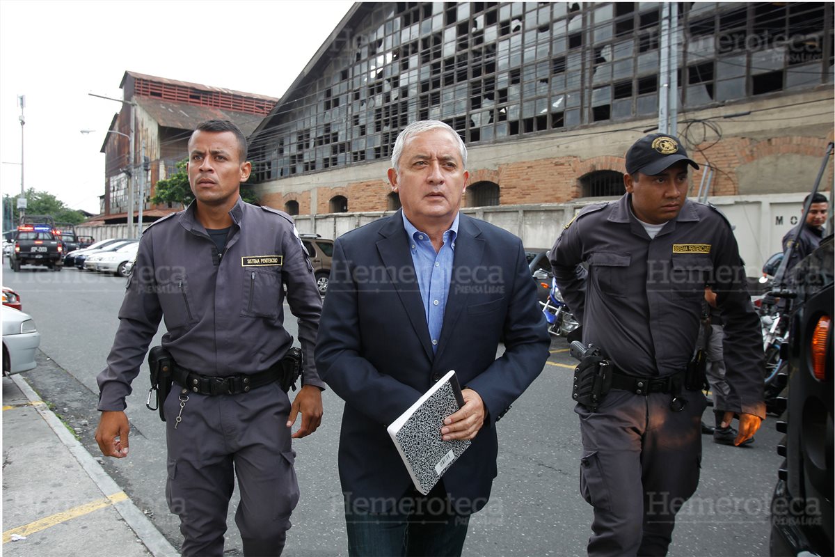 Otto Perez Molina ingresa a torre de tribunales para la continuación de la audiencia de primera declaración de 57 implicados en corrupción, caso Cooptación del Estado, el 28/6/2016. (Foto: Hemeroteca PL)
