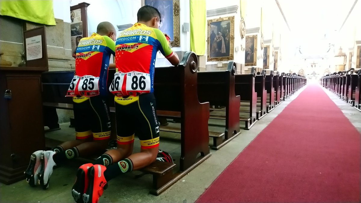 Los ciclistas de la Asociación de San Marcos se encomendaron a Dios antes del inicio de la competencia.