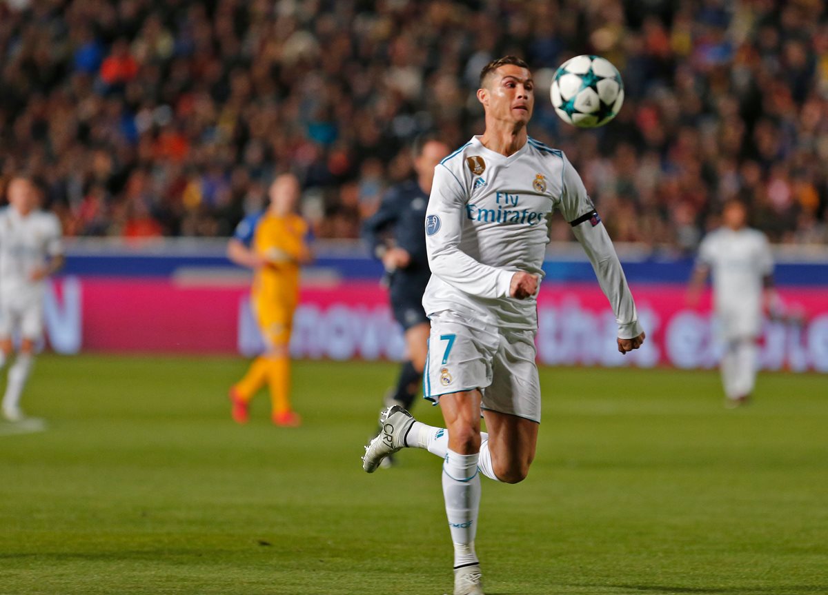 El portugués Cristiano Ronaldo intenta dominar la pelota.