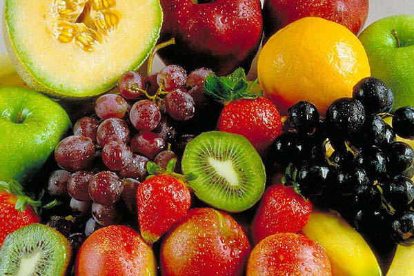 Los jugos de frutas aportan menos fibra y más calorías que las frutas enteras
