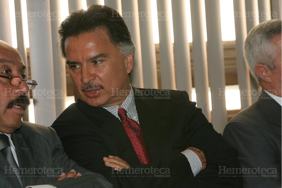 Alfonso Portillo, ex presidente de Guatemala, en compañía de su abogado defensor Telésforo Guerra espera el inicio de la primer audiencia en el juicio en su contra por varios delitos, incluido peculado, el 19/1/2011. (Foto: Hemeroteca PL)