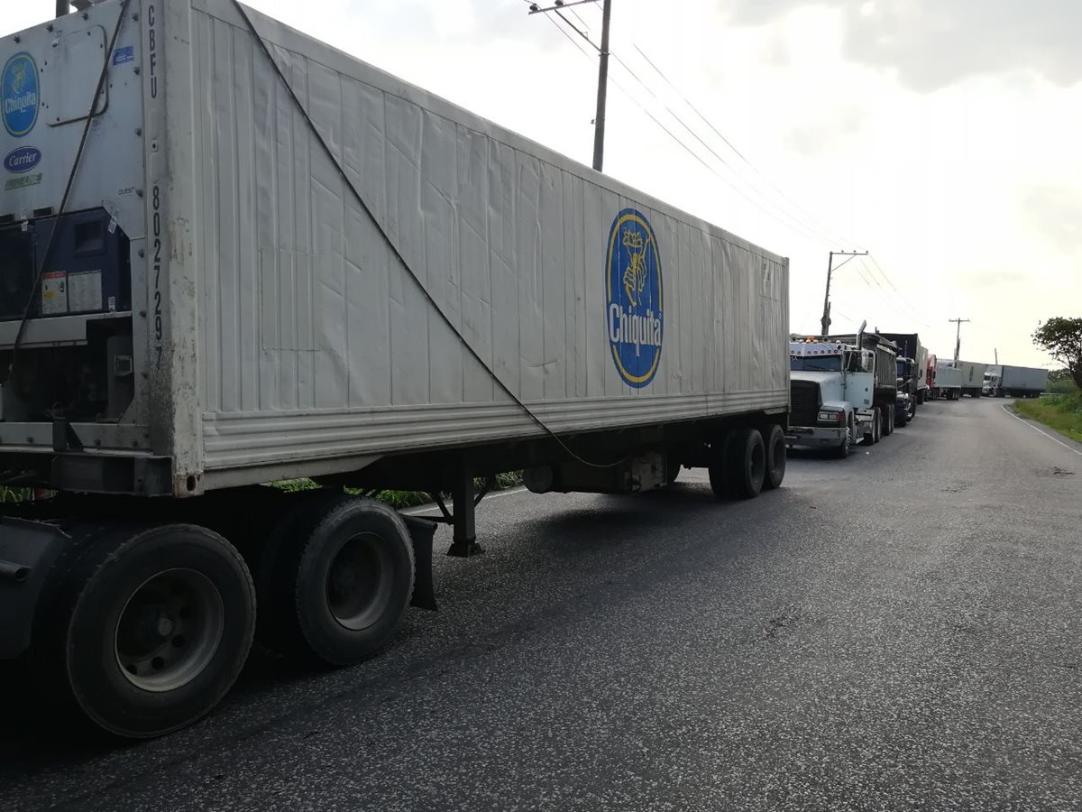 El suceso causa un fuerte congestionamiento en ambas vías. (Foto Prensa Libre: Enrique Paredes).