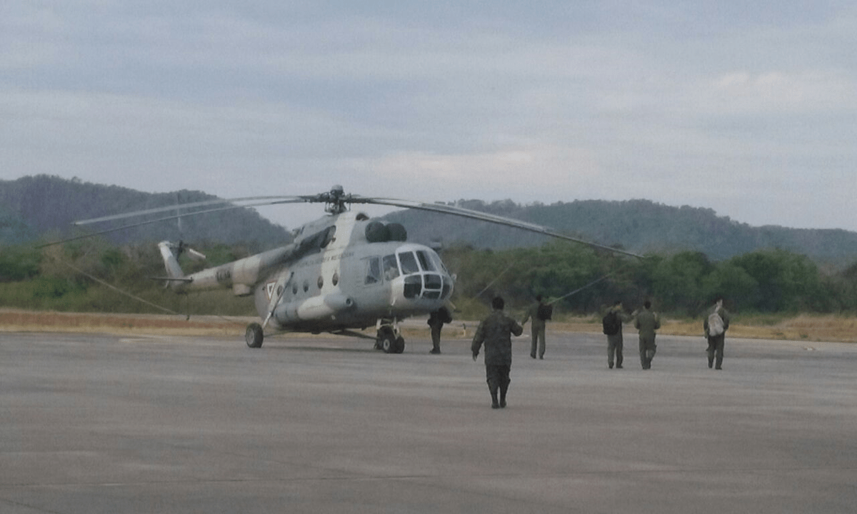 Uno de los helicópteros de la Fuerza Aérea Mexicana que colaboran en los incendios. (Foto Prensa Libre: Rigoberto Escobar)