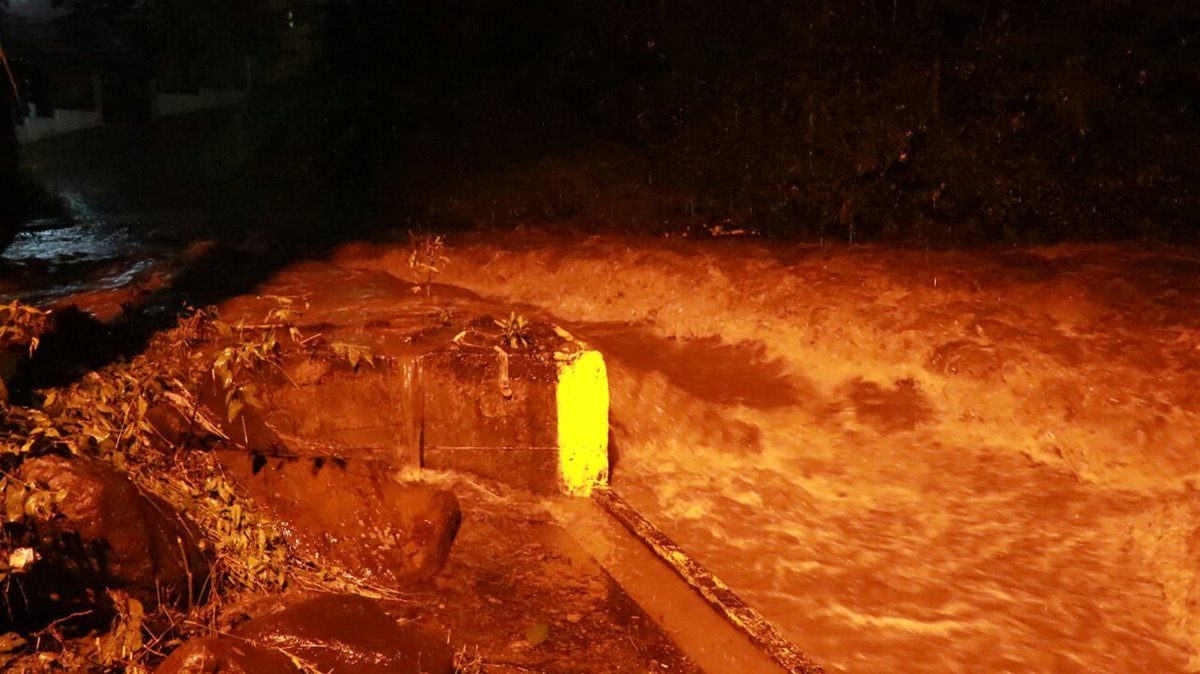 El desborde del río Sacúa impide la circulación sobre el puente del Centro Universitario del Sur Occidente de Mazatenango. (Foto Prensa Libre: Cristian Icó)