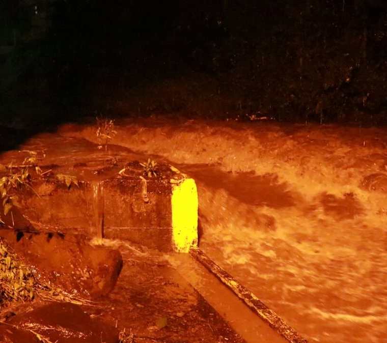 El desborde del río Sacúa impide la circulación sobre el puente del Centro Universitario del Sur Occidente de Mazatenango. (Foto Prensa Libre: Cristian Icó)