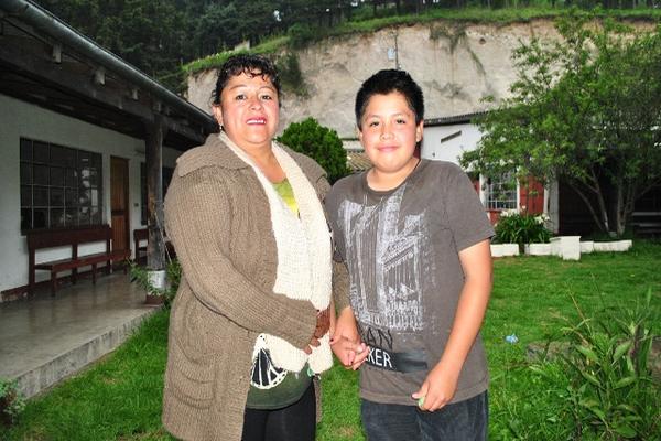 Estela Chan Hernández y su hijo Luis Eduardo, de 11 años, quien está orgulloso de ella. (Foto Prensa Libre: Alejandra Martínez)<br _mce_bogus="1"/>