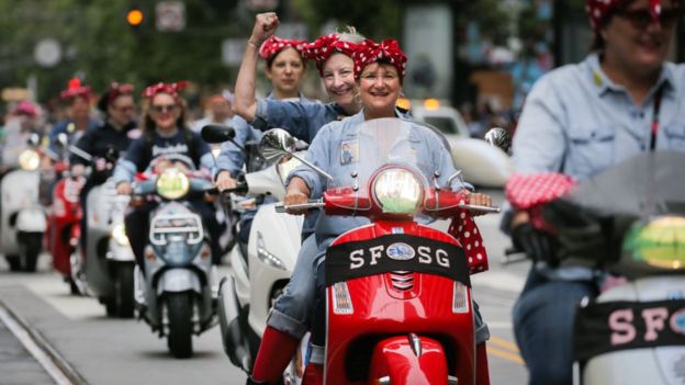 El gesto de Rosie y su atuendo es un símbolo para muchas mujeres en Estados Unidos. GETTY IMAGES