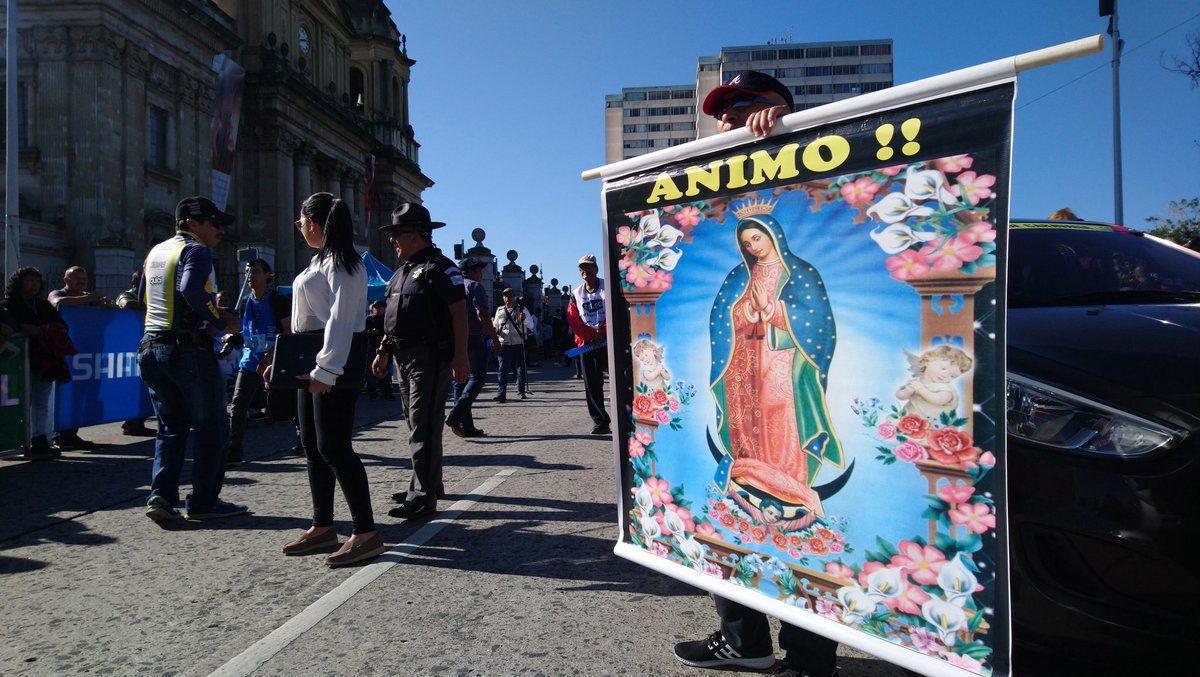 Con una imagen de la virgen de Guadalupe este aficionado despidió a los ciclistas.
