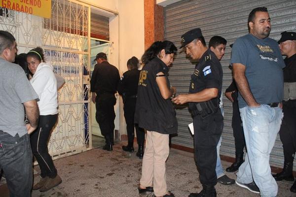 Autoridades acuden al hospital privado de Jutiapa donde murieron el excandidato a alcalde y su hijo. (Foto Prensa Libre: Óscar González) <br _mce_bogus="1"/>