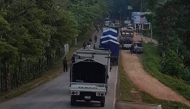 Las filas de vehículos se forman por los bloqueos en las rutas a Chisec, Alta Verapaz. (Foto Prensa Libre: Eduardo Sam)