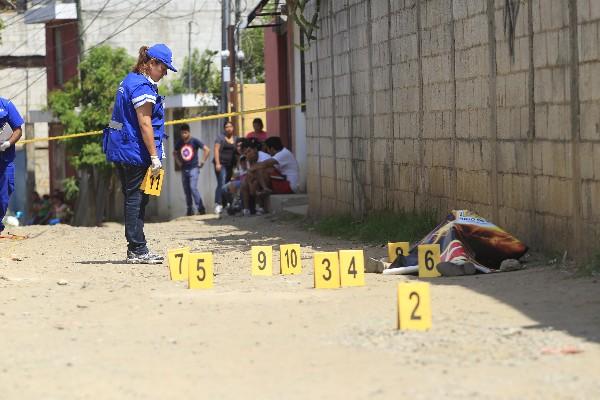 Barrera recibió más de ocho impactos de bala. Peritos del MP trabajan en escena del crimen (Foto Prensa Libre: E. Ávila)