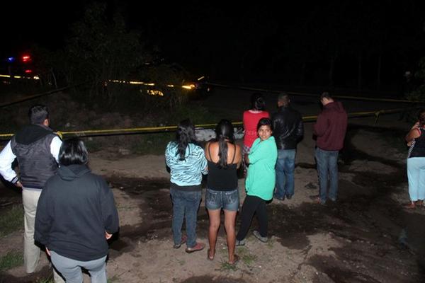 Curiosos llegaron al lugar del ataque para identificar a la víctima. (Foto Prensa Libre: Hugo Oliva)