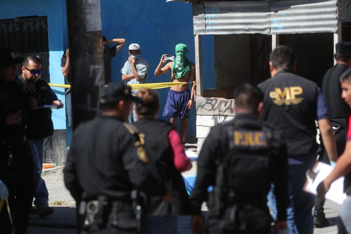 Los fiscales del MP se apresuraron a hacer las diligencias para levantar el cadáver. (Foto Prensa Libre: Érick Ávila)