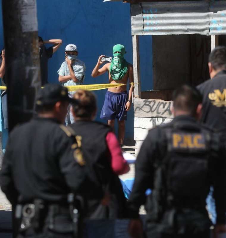 Los fiscales del MP se apresuraron a hacer las diligencias para levantar el cadáver. (Foto Prensa Libre: Érick Ávila)
