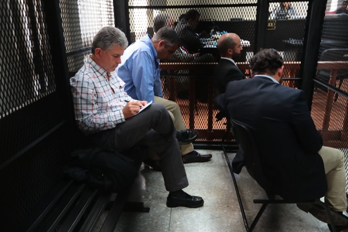 Sindicados en el caso Odebrecht escuchan desde la carceleta del juzgado el audio del colaborador eficaz. (Foto Prensa Libre: Álvaro Interiano).