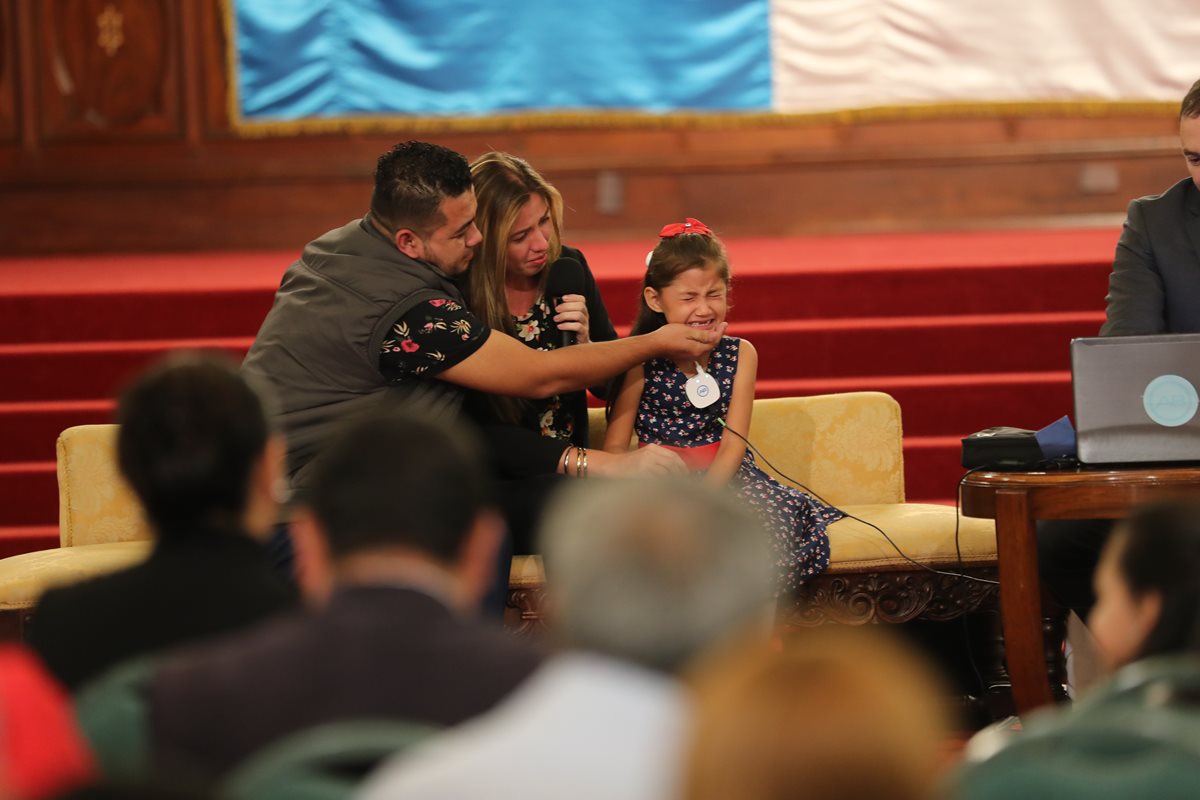 El llanto fue la primera reacción de Asley Galdámez después de escuchar por primera vez gracias a un implante coclear. (Foto Prensa Libre: Érick Ávila).