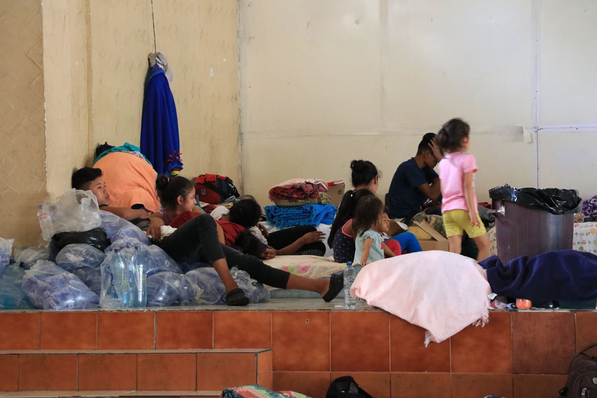 Quienes permanecen en el albergue de Escuintla temen que los niños desarrollen otras enfermedades por el hacinamiento.(Prensa Libre: Enrique Paredes)