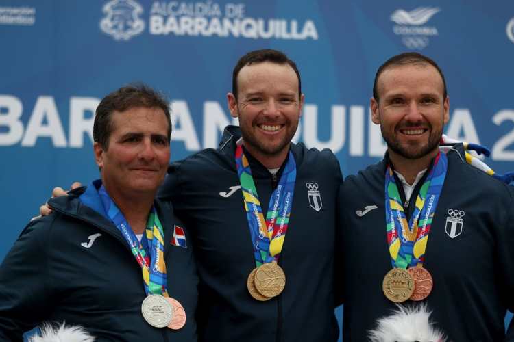 Jean Pierre Brol (centro) ganó medalla de oro en foso individual, su hermano Enrique (derecha) se quedó con el bronce.