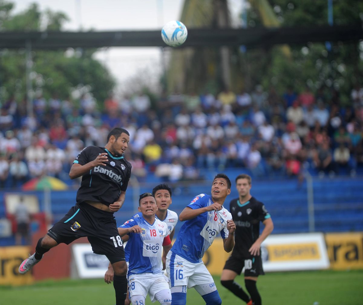 El delantero crema Édgar Chinchilla intenta un cabezazo.