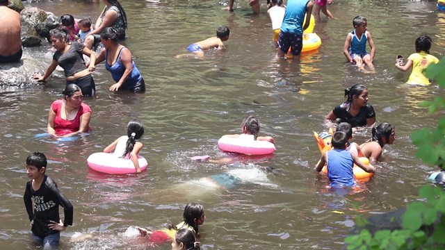 Turistas optaron por visitar ríos en Escuintla, debido a la cercanía con la capital. (Foto Prensa Libre: Enrique Paredes)