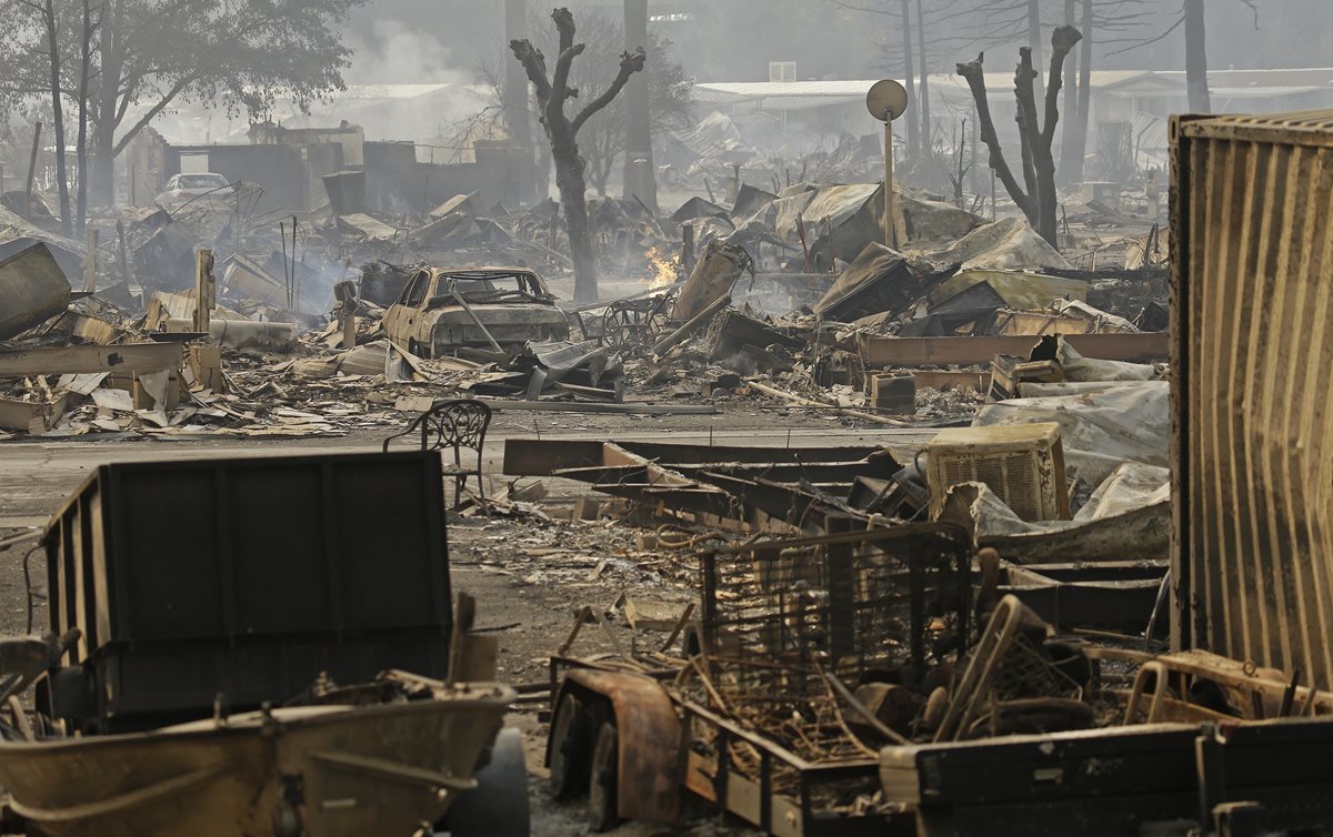 El fuerte viento provocó devatadores incendios que detruyeron varias viviendas en el norte de California. (AP).