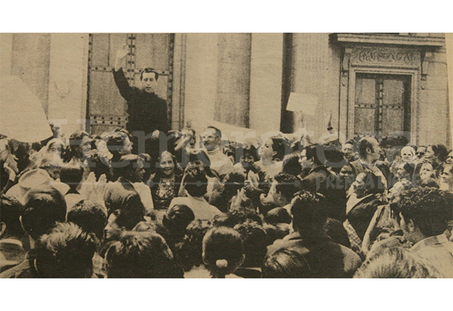 Padre Chemita encabeza una protesta frente a la Catedral en junio de 1970 exigiendo la renuncia del Cardenal Casariego. (Foto: Hemeroteca PL)