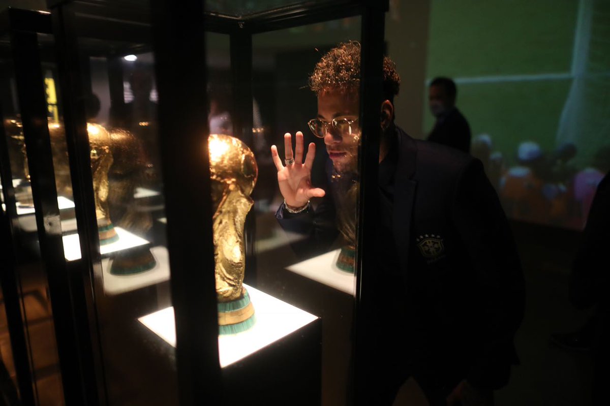 Neymar aprovechó para observar la Copa del Mundo en su visita al museo. ¿La levantará en Rusia?. (Foto Prensa Libre: CBF Futebol/Twitter)