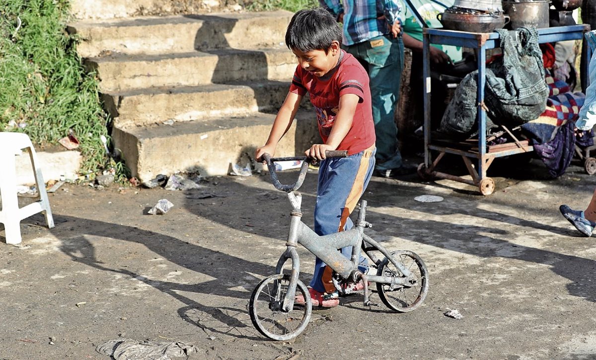 Esta es la fotografía que conmovió a Ramón Raxón y por la cual decidió regalarle una bicicleta. (Foto Prensa Libre: Hemeroteca PL)
