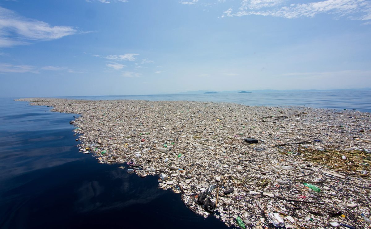 Vista parcial de la "isla" de basura en el Caribe hondureño. (Foto Prensa Libre: AFP)