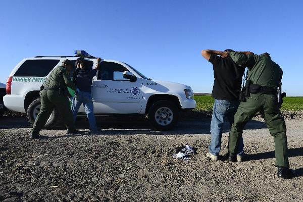 Agentes de la patrulla fronteriza detienen a presuntos indocumentados en un costado del Río Grande, cerca de McAllen, Texas, EE.UU. (Foto de Prensa Libre/ARCHIVO)
