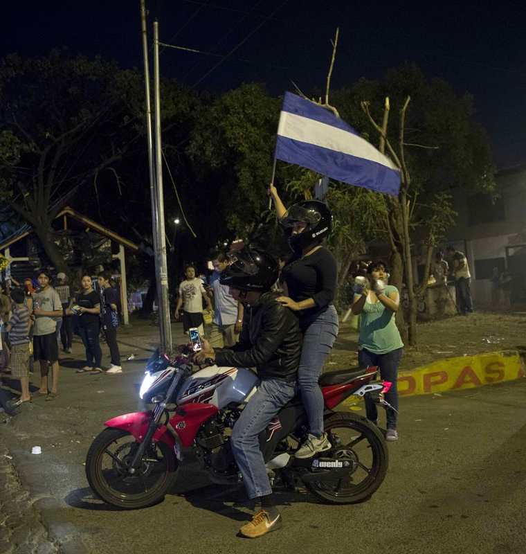 Las manifestaciones en Nicaragua contra reformas al Seguro Social han dejado varios muertos y decenas de heridos.(Foto Prensa Libre: EFE)