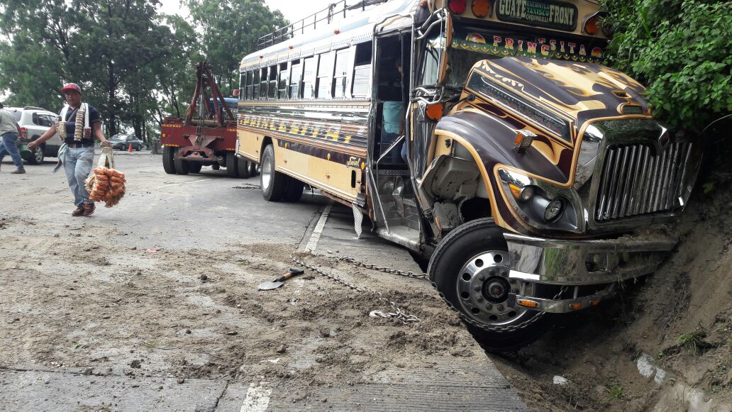 El otro autobús involucrado en el percance se encunetó. (Foto Prensa Libre: PMT de Villa Nueva).