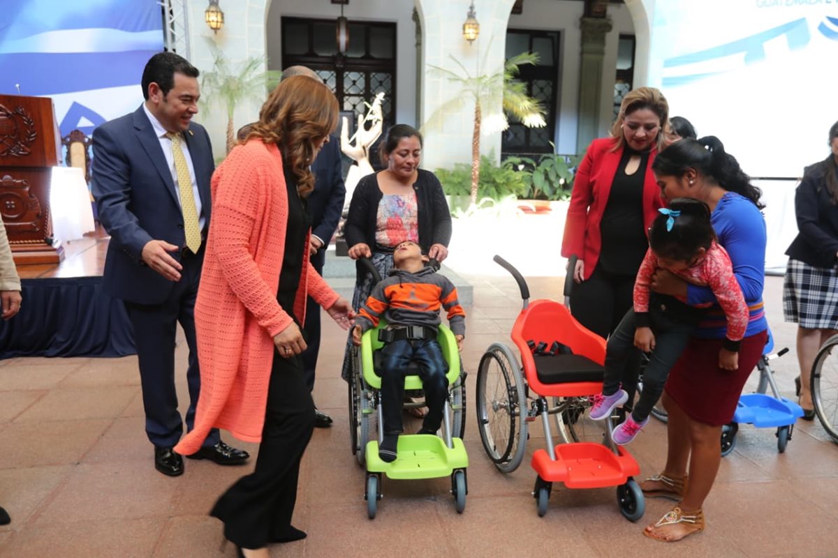 Cuatro pequeños fueron los primeros en contar con las sillas de ruedas donadas por Israel. (Foto Prensa Libre: Érick Ávila)
