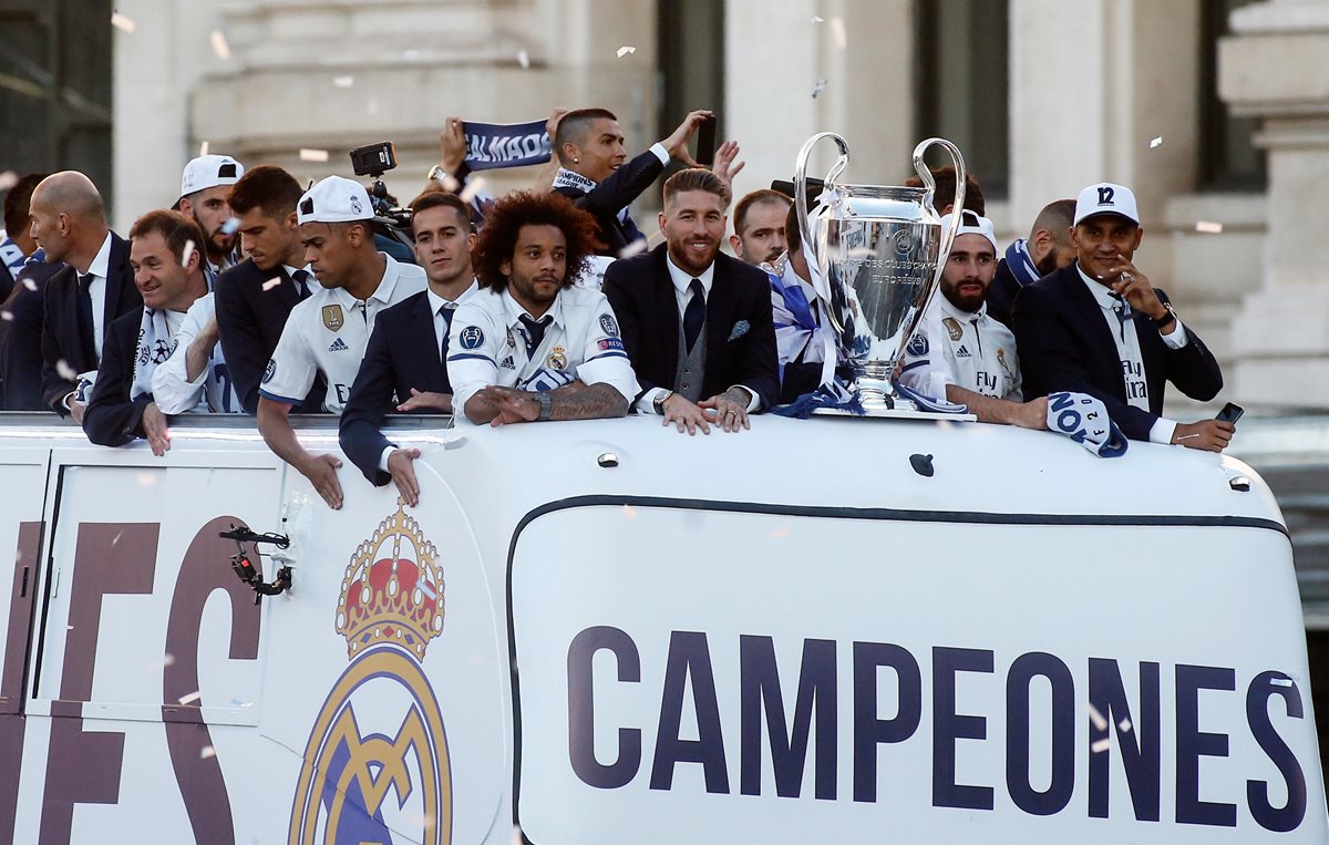 El Real Madrid celebró este domingo la duodécima Copa de Europa en una caravana hacia a la Plaza de Cibeles en la capital española. (Foto Prensa Libre: AFP).