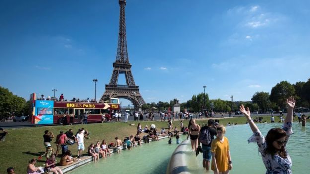 En Francia muchos han optado por refrescarse en las fuentes. (AFP)