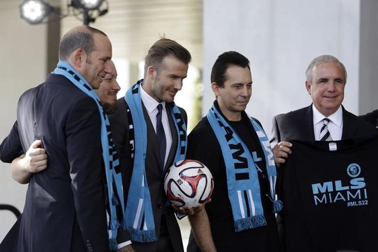 David Beckham posa junto a sus socios en el proyecto para crear un equipo de expansión en la MLS. (Foto Prensa Libre: Hemeroteca PL)