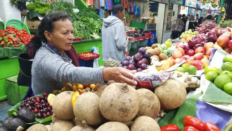 La fruta para la elaboración del tradicional ponche registró un incremento, según comerciantes del mercado Central, sin embargo, consumidores opinaron que a pesar de ese ajuste van adquirir los productos. (Foto Prensa Libre: Urías Gamarro)