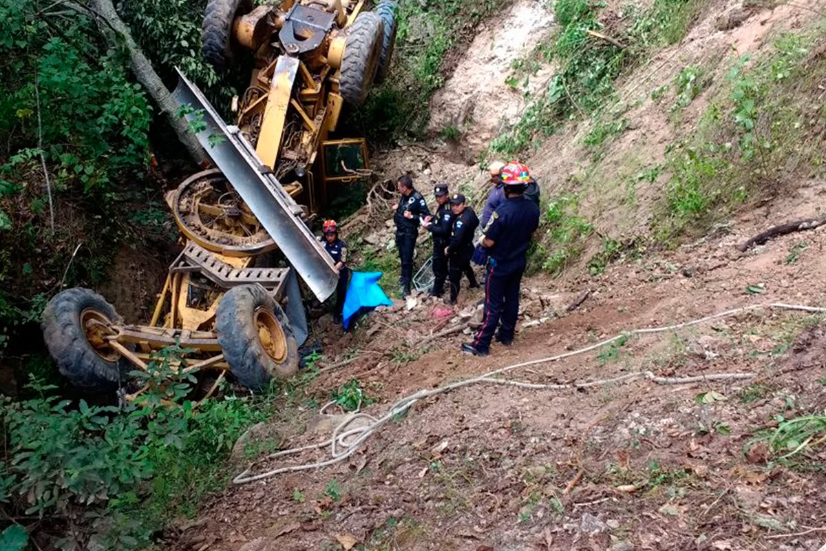 Socorristas resguardan el lugar donde se registró el percance. (Foto Prensa Libre: Whitmer Barrera)