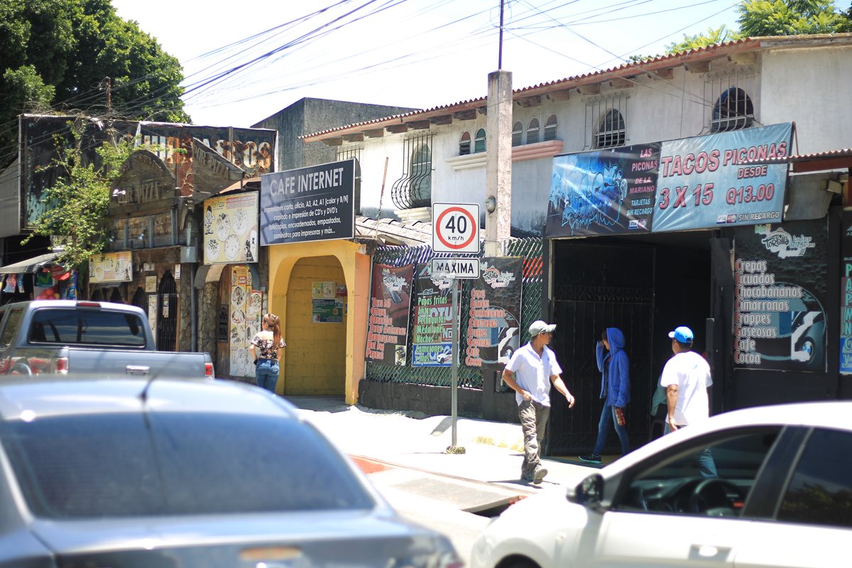 Ventas de licor frente a la Universidad Mariano Gálvez, zona 2.(Prensa Libre: Esbin García)